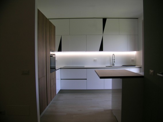 cucina bianco lucido piano in quarzo